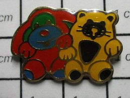 1416a Pin's Pins / Beau Et Rare / THEME : JEUX / JOUETS CHIEN ET CHAT EN PELUCHE - Jeux