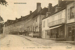 Le Donjon * La Rue De L'hôtel De Ville * épicerie Au Bon Marché * Carrosserie - Autres & Non Classés