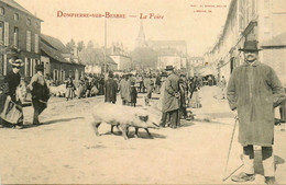 Dompierre Sur Besbre * La Place Du Village Et La Foire * Marché Marchands - Sonstige & Ohne Zuordnung