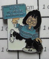 1416a Pin's Pins / Beau Et Rare / THEME : ADMINISTRATIONS / ECOLIER CARTABLE ECOLE HEUREUSE ANDRIMONT DISON (demain) - Administrations