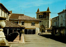 Villeréal * La Place De La Halle Et De L'église - Autres & Non Classés