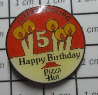 1416a Pin's Pins / Beau Et Rare / THEME : ALIMENTATION / PIZZERIA PIZZA HUT LUXEMBOURG HAPPY BIRTHDAY 5 ANS - Alimentation