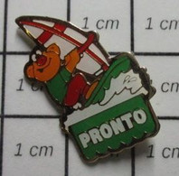 1416a Pin's Pins / Beau Et Rare / THEME : SPORTS / OURS ORANGE FAISANT DE LA PLANCHE A VOILE PRONTO - Sailing, Yachting