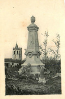 Hautefage La Tour * Un Coin Du Village Et Le Monument Aux Morts - Altri & Non Classificati