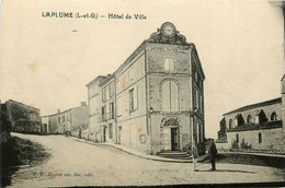 Laplume * Rue Et Hôtel De Ville * Villageois - Andere & Zonder Classificatie