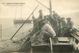 Finistère * Industrie Sardinière Bretonne * Les Pêcheurs Relevant Leurs Filets * Pêche - Penmarch