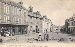 50-SAINT-VAAST-LA-HOUGUE-PLACE DE L'HÔTEL DE VILLE - Saint Vaast La Hougue