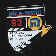 74474- Pin's.cinéma.festival De Cannes.journal Nice Matin.Presse. - Cinéma
