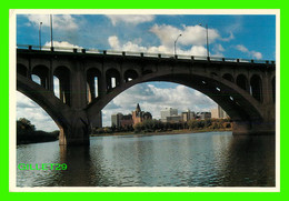 SASKATOON, SASKATCHEWAN - VUE À TRAVERS LE PONT " UNIVERSITY " - TRAVEL IN 1993 - - Saskatoon