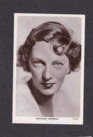 Gertrude Lawrence.    Actress.    Picturegoer Series. (Card Number 913a).    RPPC. - Actores