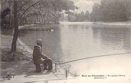 CPA 1910 Bois De Vincennes - En Pleine Pêche - Pêcheur à La Ligne - Visvangst