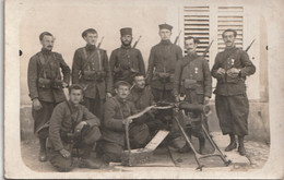 CARTE PHOTO -  Groupe De Soldats Fusils, Mitrailleuse, Décorations - Guerra 1914-18