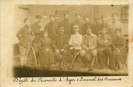 Agen * Carte Photo * Dépôt De Remonte , Personnel Des Bureaux * Au Dos Cachet Militaire 9ème Groupe De Cavaliers - Agen