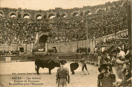 Arles * Intérieur Des Arènes De La Ville * Corrida * Course De Taureaux * En Position Pour L'estocade - Arles