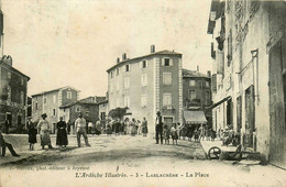 Lablachère * La Place Du Village * Hôtel CONSTANT * Villageois - Autres & Non Classés