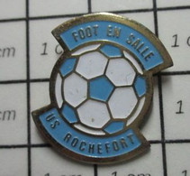 1316b Pin's Pins / Beau Et Rare / THEME : SPORTS / FOOT EN SALLE US ROCHEFORT Province De Namur, Aux Confins De La Famen - Football