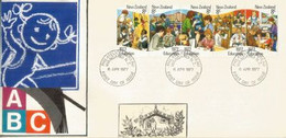 L'EDUCATION En NOUVELLE-ZÉLANDE.  Série Yvert Nr  684/88. FDC 1977 - Enteros Postales