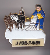 Pin's La Pierre St Martin Chiens De Traineau  Réf 6985 - Ciudades