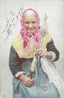 CPA D'une Femme Agée - Fileuse - Quenouille - Fuseau - Craft