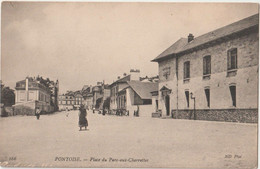 CPA Pontoise (95) La Place Des Charrettes Petite Animation   Ed ND Phot 186 - Pontoise
