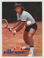 Guillermo Vilas (Tennis) - Cartocino Adesivo, Formato 13x9,3  " Publ. Ellesse " - Originale, Perfetto - (4) - Trading-Karten