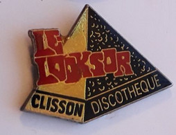 SP190 Pin's Musique Discothèque Le Looksor Clisson Loire Atlantique Pyramide Thème Egypte Achat Immédiat - Städte