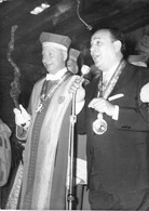 PHOTO DE PRESSE "1963, Intronisation De Tino Rossi à La Confrérie Des Chevaliers Du Tastevin" - Personalidades Famosas