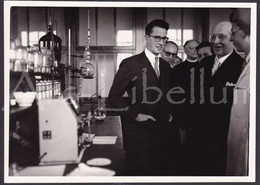 LARGE Photo / Foto / ROYALTY / België / Belgique / Koning Boudewijn / Roi Baudouin / Institut Gramme / Liège / 1956 - Famous People