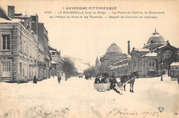 CPA 63 LA BOURBOULE SOUS LA NEIGE PLACE DU CENTRE DEPART DU COURRIER EN TRAINEAU - Andere & Zonder Classificatie