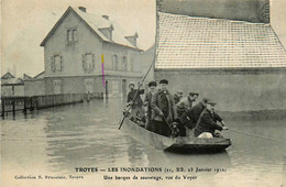 Troyes * Les Inondations 21 22 23 Janvier 1910 * Rue Du Voyer , Une Barque De Sauvetage - Troyes