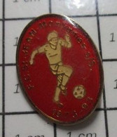 3017 Pin's Pins / Beau Et Rare / THEME : SPORTS / CLUB DE FOOT ST JEAN QUELQUE CHOSE - Football