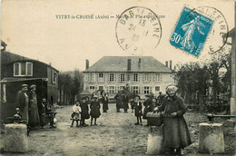 Vitry Le Croisé * La Place Publique Du Village Et La Mairie * Roulotte Romanichels * Villageois - Sonstige & Ohne Zuordnung