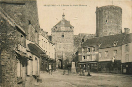 Bricquebec * Place Et Entrée Du Vieux Château * Magasin Fers Fontes Aciers Quincaillerie DESRUAULX - Bricquebec