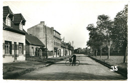 62124 BERTINCOURT - Un Cycliste Dans La Grande Rue - CPSM 9x14 Photo Véritable - Bertincourt