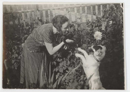 Cpa Carte-photo Femme Dans Jardin Avec Chien Et Chat Noir  ( AN ) - Dogs