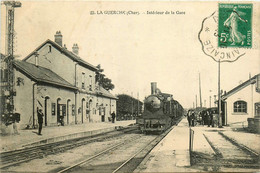 La Guerche * Intérieur De La Gare Du Village * Le Train * Ligne Chemin De Fer - La Guerche Sur L'Aubois