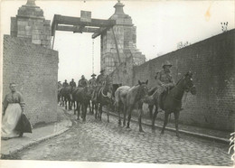 RARE BERGUES DETACHEMENT DE CAVALIERS AUSTRALIENS TRAVERSANT LE PONT LEVIS 1917 PORTE AUX BOULES  PHOTO 18 X 13 CM - Bergues
