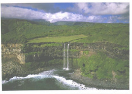 USA:Hawaii, Waterfall To The Sea - Hawaï
