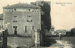Gournay * Un Coin Du Village Et La Mairie * Villageois - Autres & Non Classés