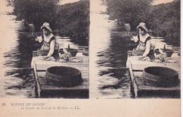 CARTE STEREO(LE LAVOIR AU BORD DE LA RIVIERE) - Cartes Stéréoscopiques