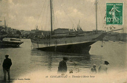 Concarneau * Thonnier à Marée Basse * Bateau De Pêche Et Pêcheurs - Concarneau