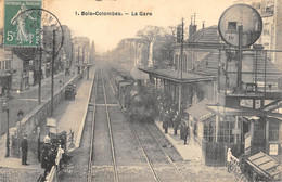CPA 92 BOIS COLOMBES LA GARE (TRAIN - Autres & Non Classés