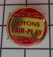 1416a Pin's Pins / Beau Et Rare / THEME : SPORTS / FOOTBALL SOYONS FAIR PLAYS MINISTERE DES SPORTS COMMUNAUTE FRANCOPHON - Football