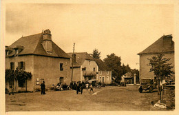 Le Chastang * La Place Du Village * Automobile Voiture Ancienne - Autres & Non Classés