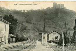 Najac * Vue Sur La Gare Du Village Et Le Château * Ligne Chemin De Fer - Najac