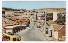 ALGÉRIE - TIARET - RUE DES MARCHÉS - BD DES FRÈRES SAADI - AUTOCAR - CPSM DENTELÉE HÉLIO - FORMAT CPA - TRÈS BON ÉTAT - Tiaret