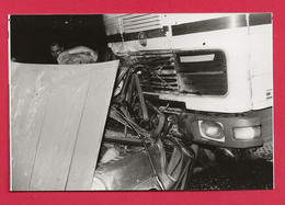 PHOTO ORIGINALE 1981 - ACCIDENT DE CAMION MERCEDES CONTRE UNE SIMCA 1100 - LES ROUTIERS SONT SYMPAS - Cars