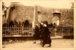 Noirmoutier * Vue Sur Le Château * Femmes En Coiffe - Noirmoutier