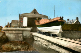 Barfleur * Le Canot De Sauvetage " CRESTEY & SAUVE " & Station De Sauvetage * Bateau Lifeguards Sauveteurs + CACHET - Barfleur