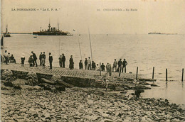 Cherbourg * En Rade * Pêche à La Ligne * Pêcheurs * Bateau Navire De Guerre - Cherbourg